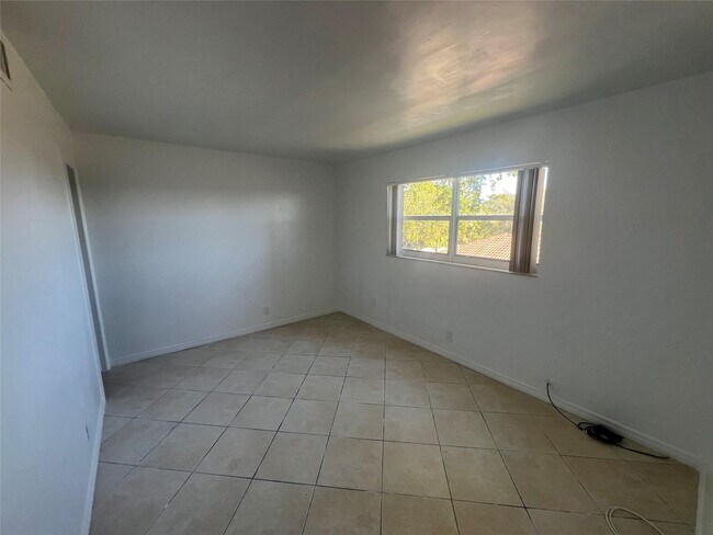 Building Photo - 3120 N Pine Island Rd