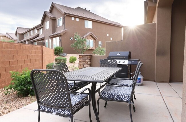 Building Photo - Pet Friendly 4 Bedroom Home!