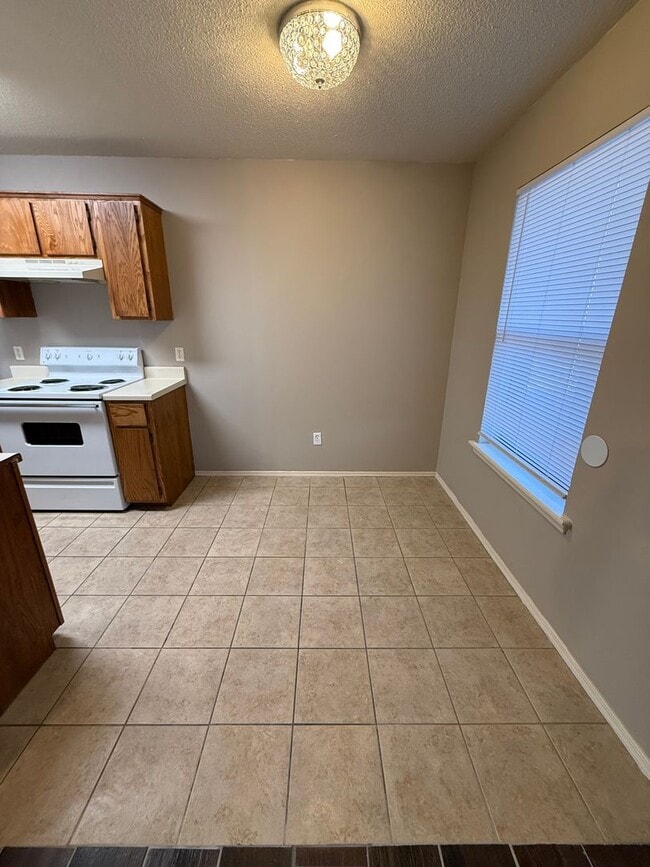 Building Photo - 2239 Alma Blvd