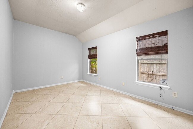Building Photo - 802 Floriencia St