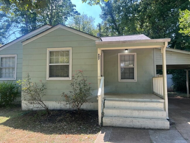 Building Photo - Charming Home with Great Location...Availa...