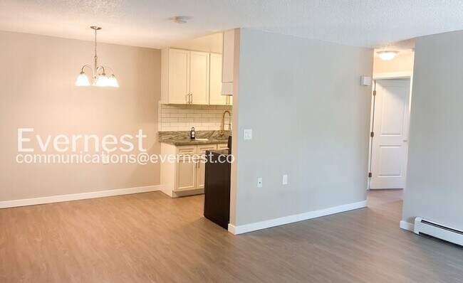 Building Photo - 2 Bed/1 Bath Condo with Off-Street Parking / Available Now!