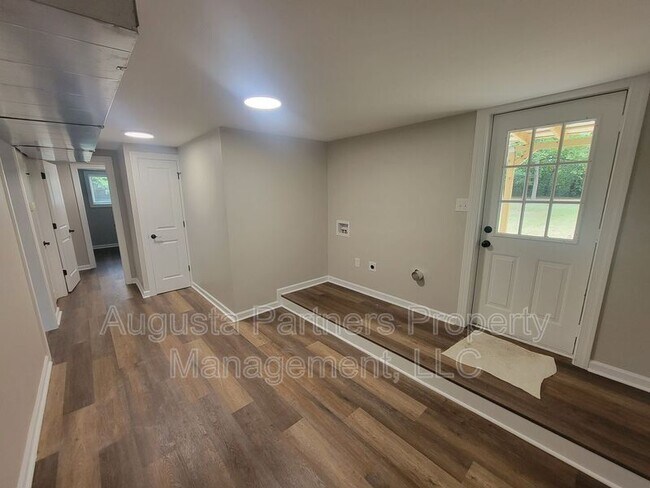 Building Photo - 322 N Hicks St