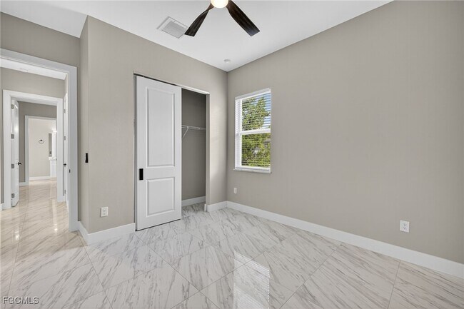 Building Photo - 2532 SW 26th Pl