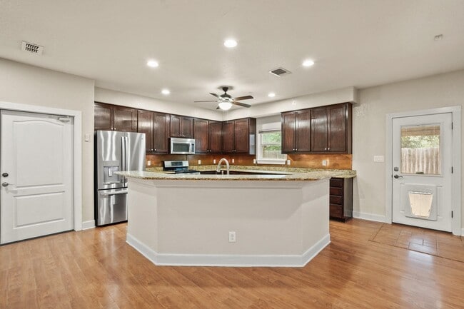 Building Photo - 7114 Bethencourt