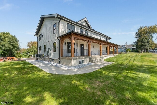 Building Photo - 535 St James Ave