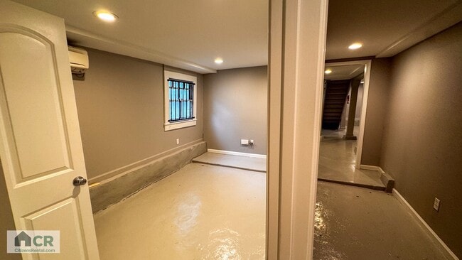 Building Photo - HUGE 9 bedroom house just a few blocks from campus! Text 727-459-4141 for more info.