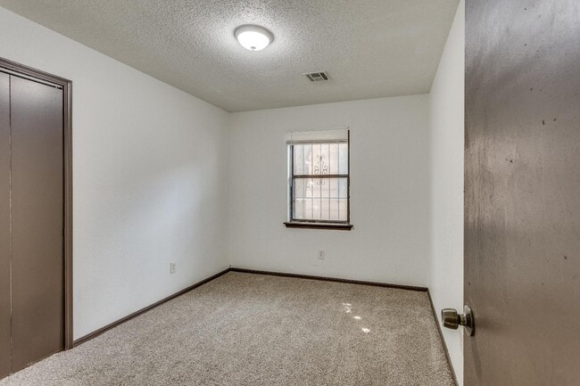 Building Photo - 2210 SW 30th St