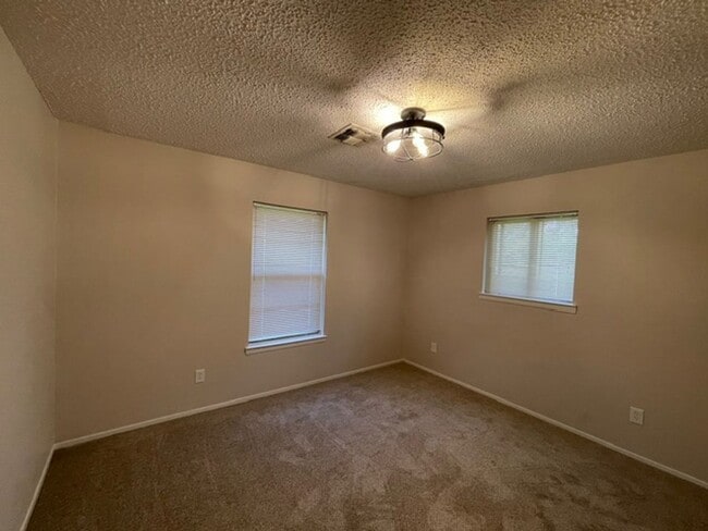 Building Photo - Quiet Community Living in Elm Mott