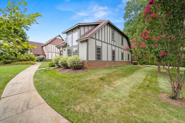 Building Photo - Spacious, Beautiful East Asheville Home