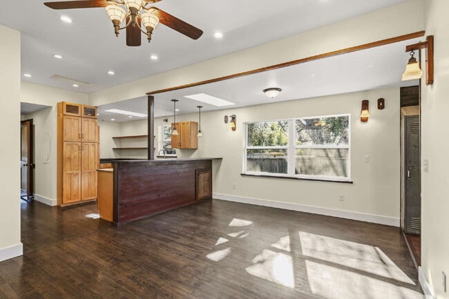 Building Photo - Charming Rustic 3-Bedroom + bonus rooms in Ashland, OR