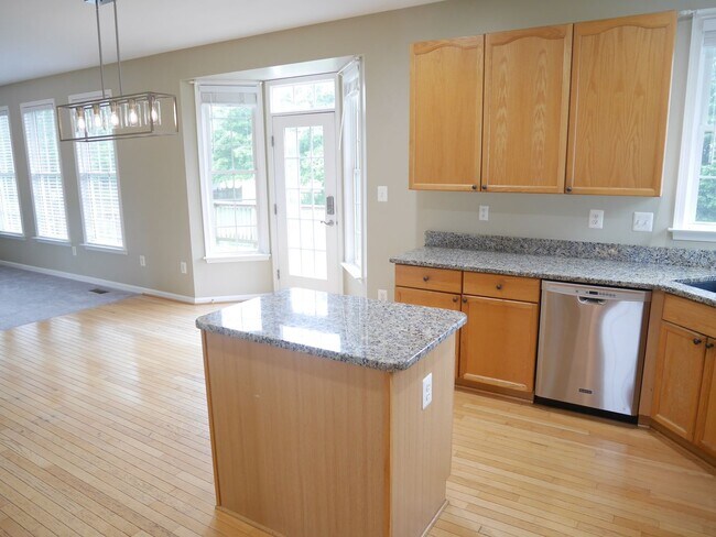 Building Photo - Spacious & Stylish 4-Bedroom Home with Fin...