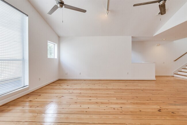 Building Photo - 1637 Tuam St