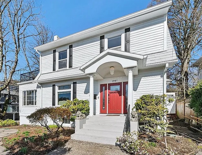 Primary Photo - Amazing Colonial House in Sullivan's Gulch...
