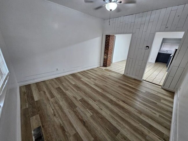 Building Photo - For Rent 2 Bed 1 bath, Plus basement, Duplex Home for rent