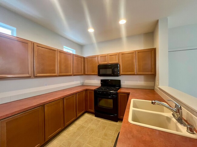 Building Photo - Hawk's Prairie 3BD + Bonus Area