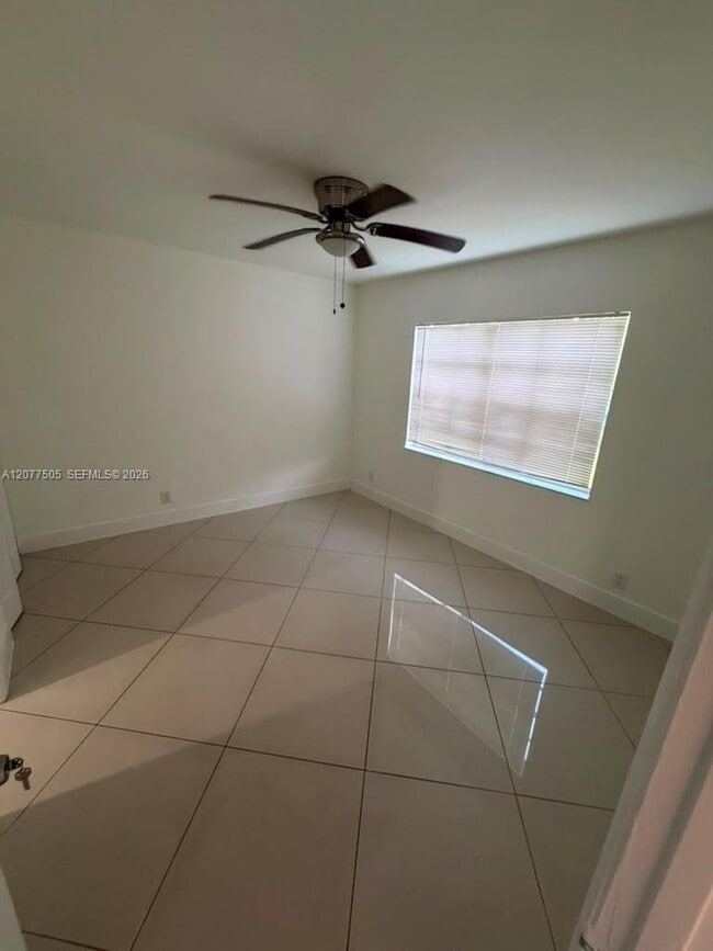 Building Photo - 10230 Twin Lakes Dr