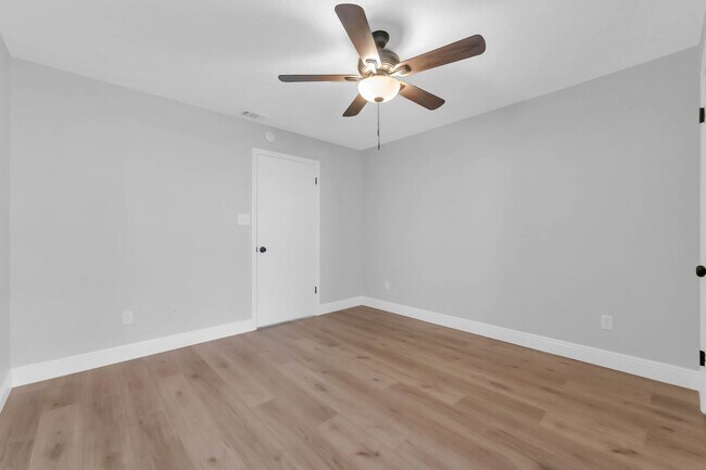 Building Photo - Newly Renovated Ground Floor Condo in Gate...