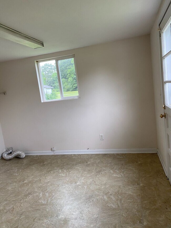 Building Photo - 33 Howle Rd