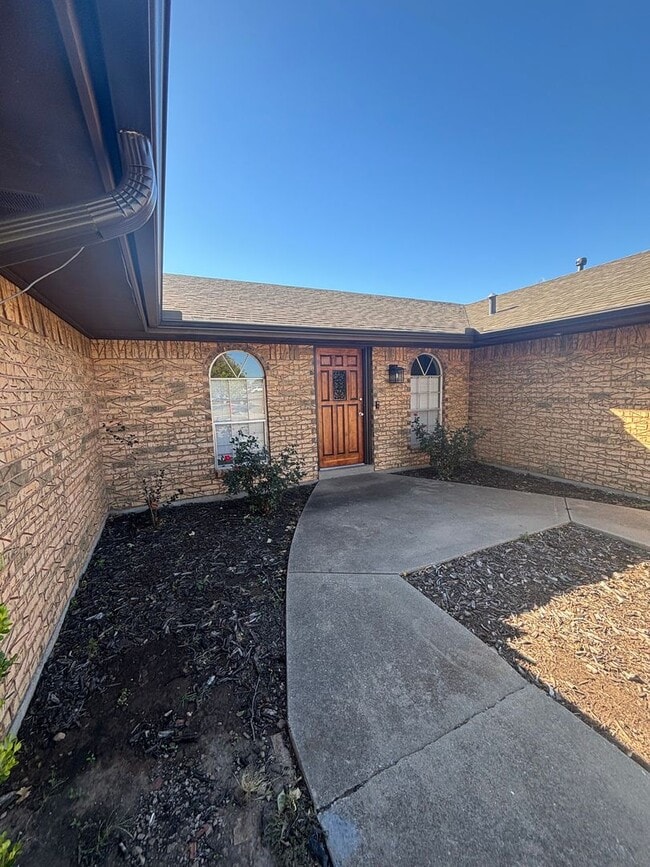 Building Photo - Spacious 3 bedroom, 2 bathroom home availa...