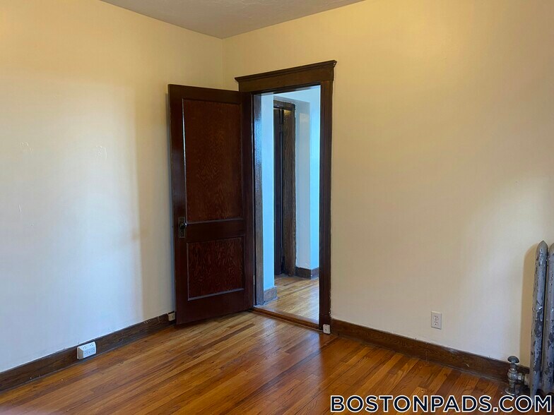 Building Photo - 240 Kelton St