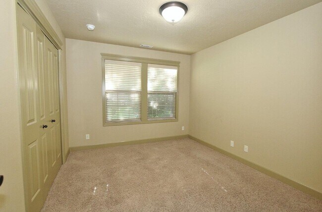 Building Photo - Immaculate Single-Level Townhouse