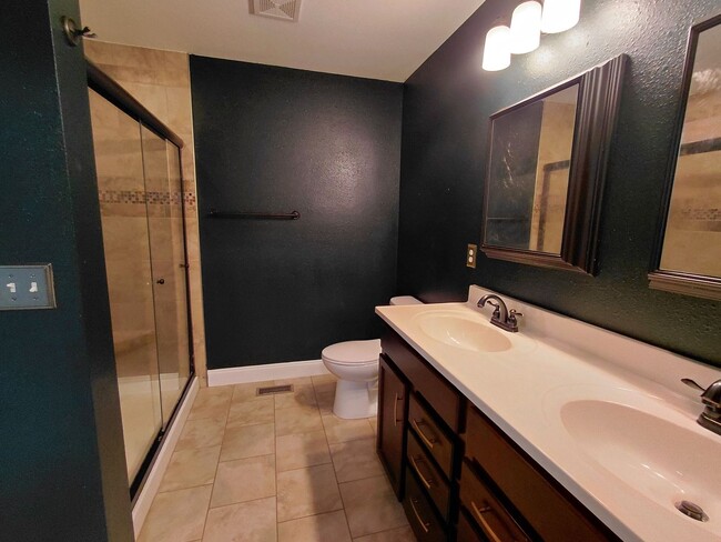 Building Photo - Beautiful home close to post