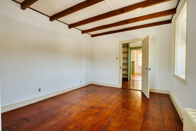 Building Photo - Beautiful 4 Bedroom Farm House