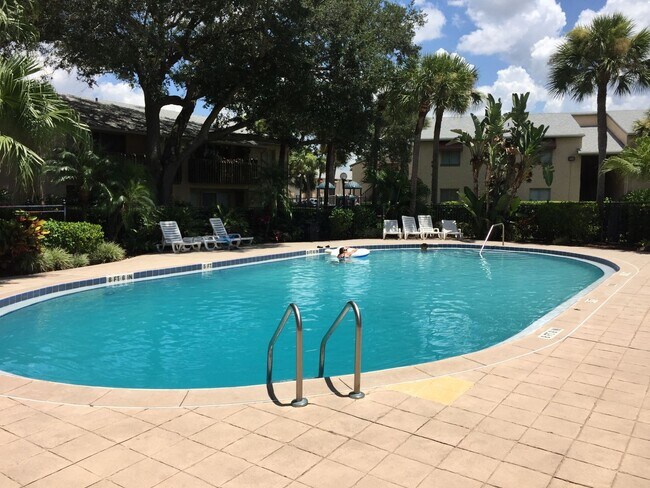 Building Photo - Large 2 Bedroom, 1 1/2 Bathroom Condo Available Immediately!