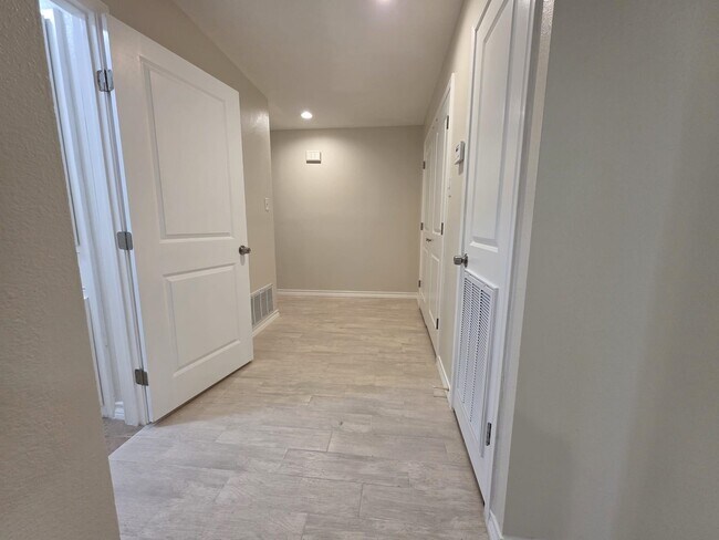 Building Photo - 1703 Violeta Ct