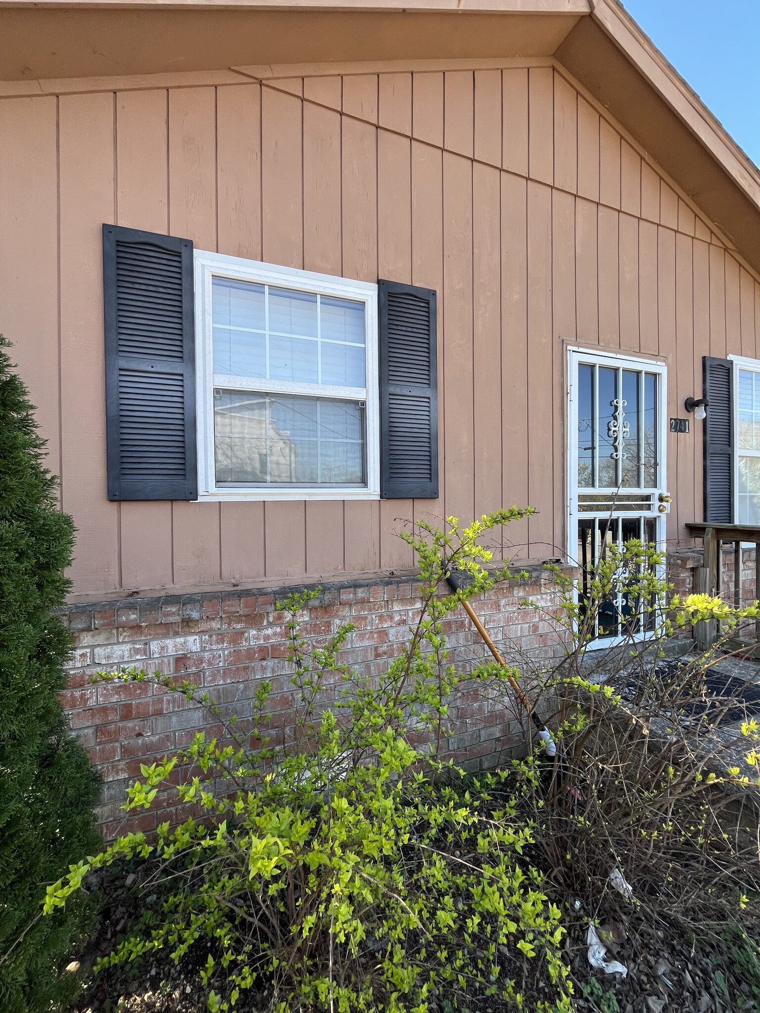 Unit B faces separate direction - 2741 Jones Ave