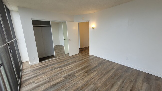 Building Photo - Spacious 2-Bedroom, 1-Bath in Cathedral Point