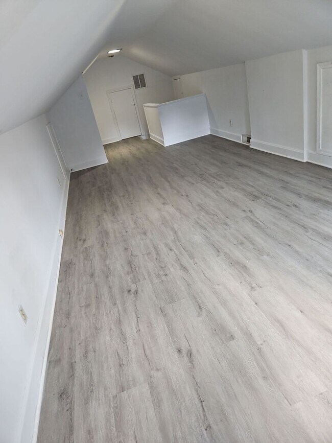 Building Photo - 3 Bedroom, 2 bath Home with Garage in New ...