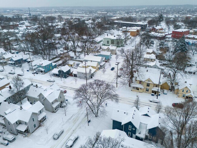 Building Photo - 300-302 Spencer