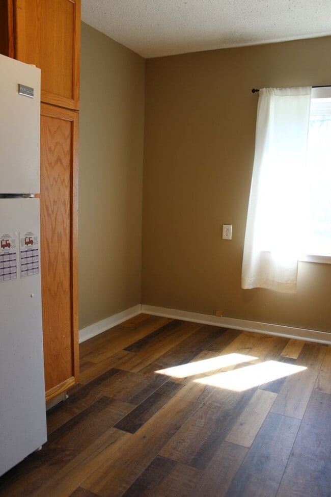 Building Photo - 3 Bedroom - one level