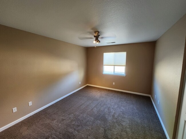 Building Photo - 4 Bedroom Home with 3 Car Garage in Dayton-Riverpark