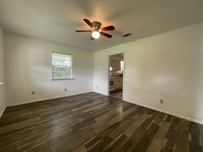 Building Photo - COMING SOON - 2 Bedroom 1 Bath Home in Lak...