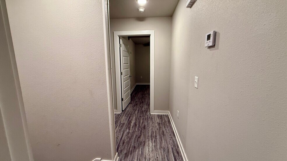 Building Photo - 103 E Mulberry St