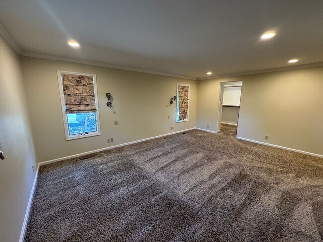 Building Photo - 255 Circle Dr