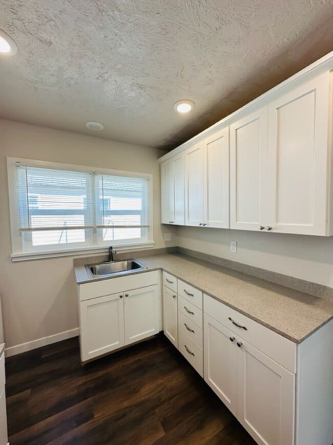 Building Photo - Adorable remodeled in 2023 2 bedroom 1 bathroom duplex available soon!