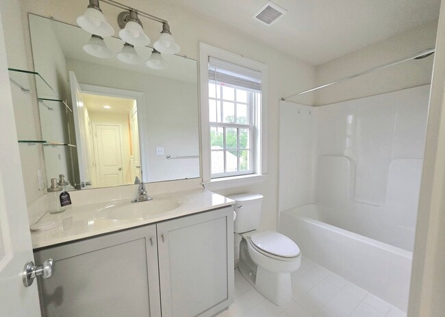 Building Photo - 4bed-3.5bath home in the Town of Whitehalll