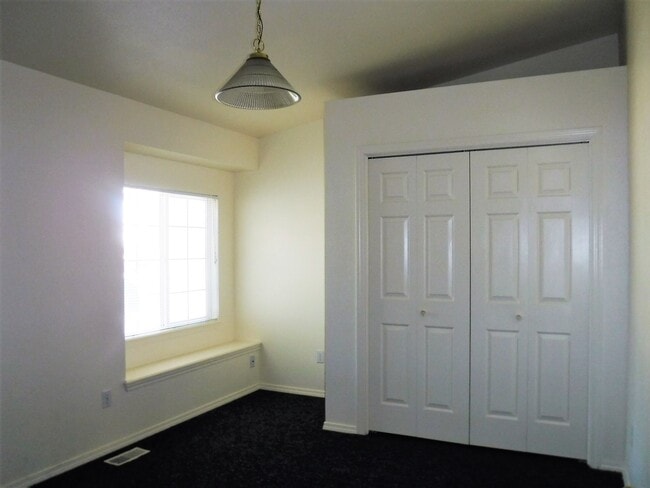 Building Photo - Adorable 2 bed 2 bath Town Home in a quiet...