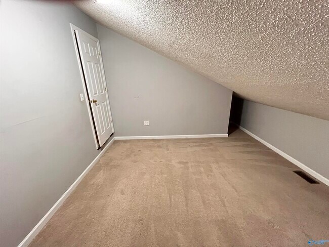 Building Photo - 130 Cresent Circle