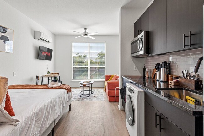 Building Photo - 596 W 9th St