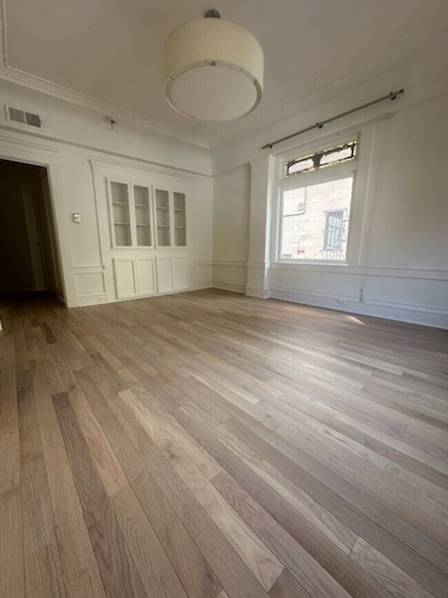 Building Photo - Epic REA- Spacious Flexible Plan 2 BR/1 BA...