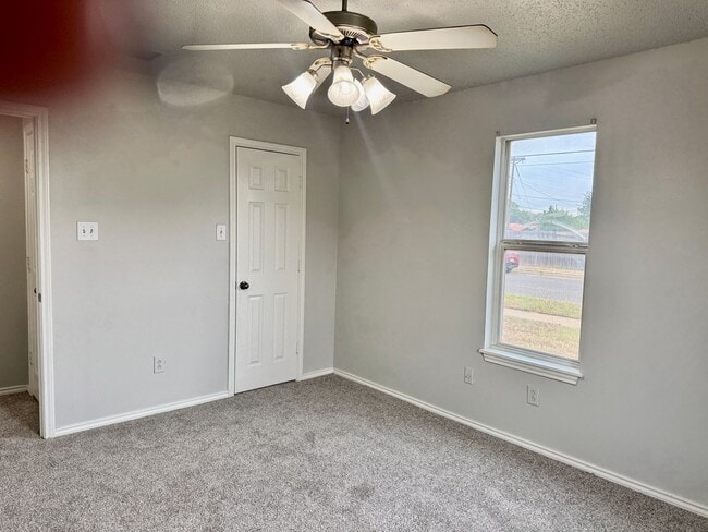 Building Photo - Adorable 2/1/1 Near Marsha Sharp!