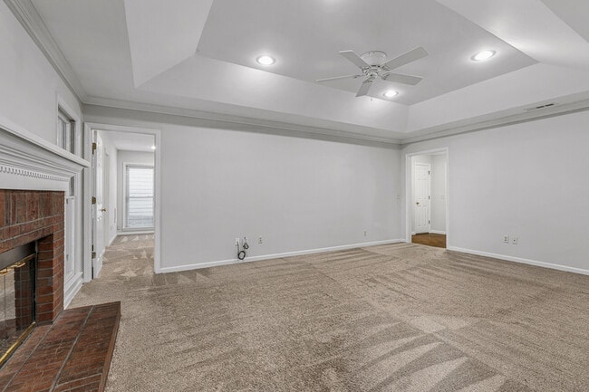 Building Photo - 127 Hollington Dr NE