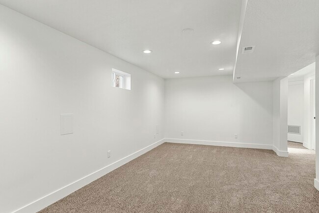 Building Photo - 1335 E Lester Dr