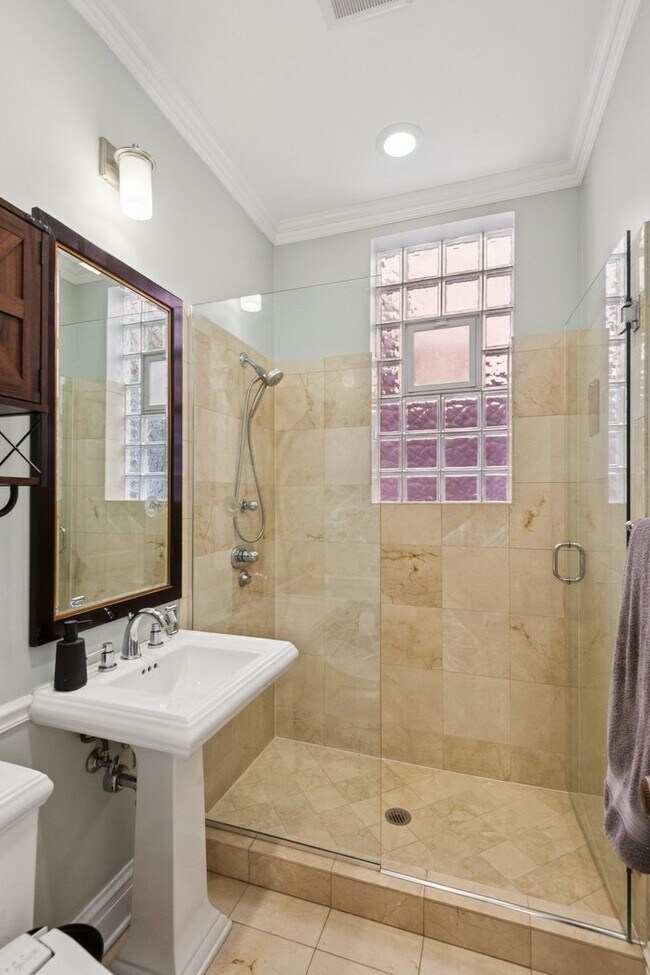 Building Photo - 2044 N Sheffield Ave