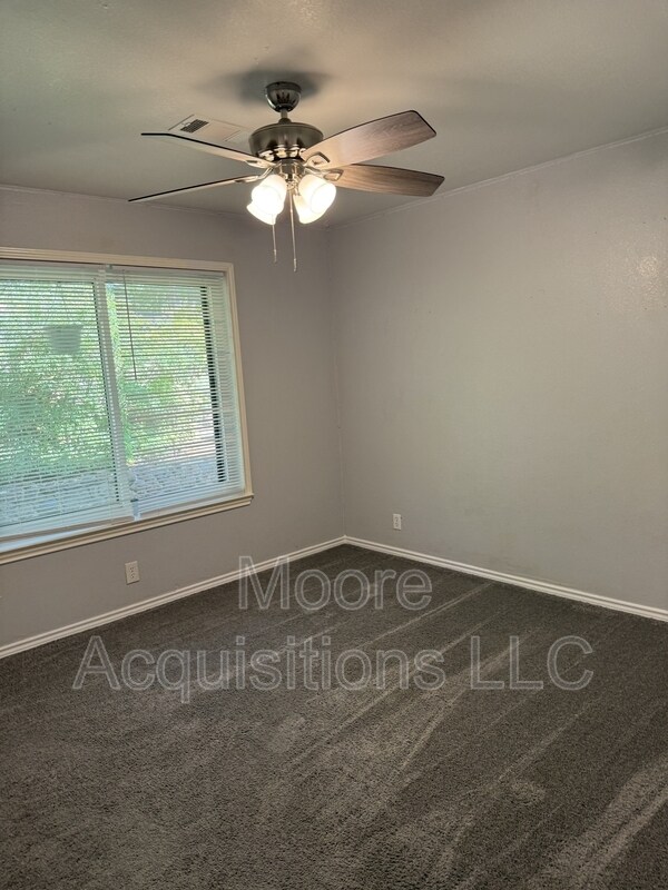 Building Photo - 3601 Oakwood Dr
